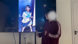 พี่ชาย ฉันเต้นรำสักเพลง ช่วยมาดูหน่อยได้ไหม