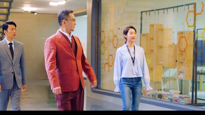 تُستبعد الفتاة من قبل زملائها في العمل، لكنها لم تكن تعلم أن والدها هو رئيس مجلس الإدارة!