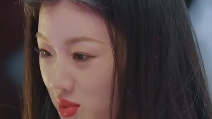 คุณเยว่เยว่ของเราช่างมีสไตล์หลากหลายจริงๆ สวยสุดๆ ไปเลย! ต้องยอมรับเลยว่าคุณซ่านเก่งมาก แต่งหน้าได้เ