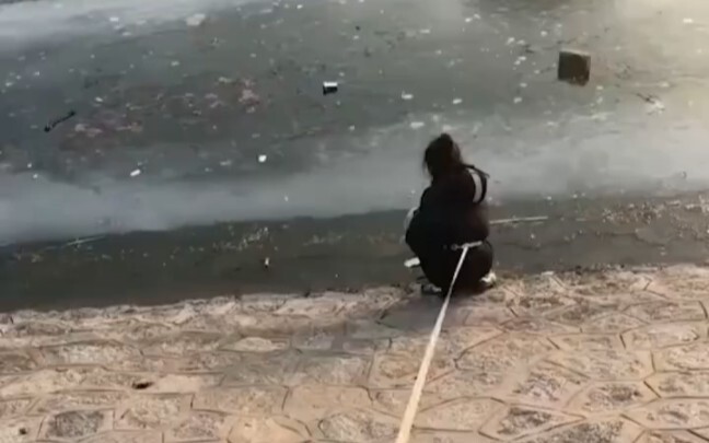 ลูกอยากลงแม่น้ำเล่นน้ำแข็งจนต้องใช้เชือกสุนัขผูกไว้แบบจำใจ