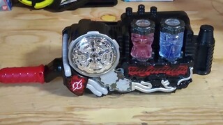 Kedua orang tersebut menghabiskan 1.300 yuan untuk membeli tas keberuntungan Kamen Rider. Apa pendap