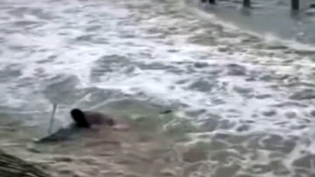 The woman encountered the Qiantang River tide, but she ignored the advice and was swept away by the 