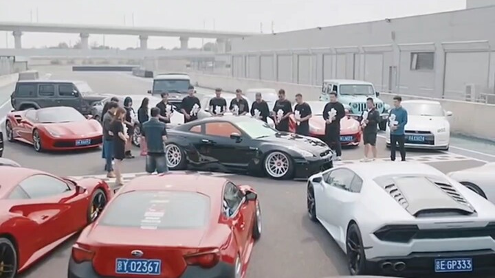 Kisah sekelompok sahabat masa kecil yang lebih dekat daripada saudara kandung, tapi film ini tak men