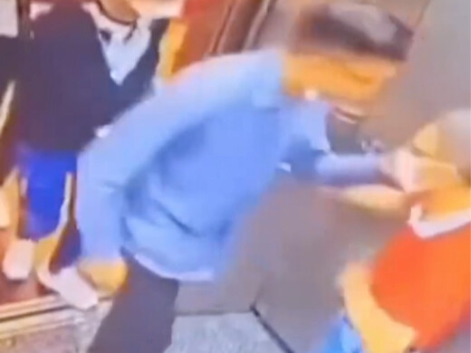 Phản chuyển đỉnh cao! Cả tòa nhà mà bạn lại chọn đấu với Boss?