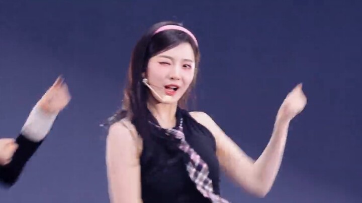 250112 Cảnh quay trực tiếp của Ning Yizhuo tại SMTOWN LIVE 2025 "Rum Pum Pum Pum"