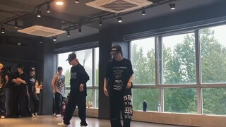 因为喜欢这个舞，所以用了一拳打翻两个壮汉的力量
