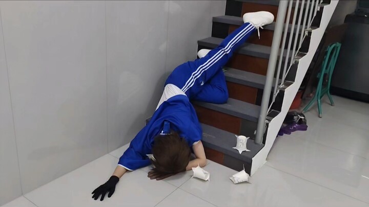 If you accidentally fall down the stairs, you can sing “Ikite/Ikiru” to revive yourself.