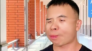 عندما دخل الطلاب امتحان القبول الجامعي وهم يأكلون السكر، كاد المراقب أن يفقد شهادة تدريسه
