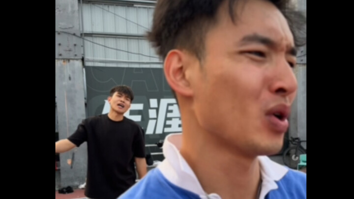 الأخ اللي لعبته ضعيفة وثقل لسانه.