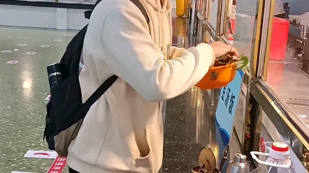 The sesbania flowers in the school garden are so delicious, and the cafeteria lady is really nice to