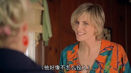 كان الرجل يُنقَذ طارئًا، لكنه انزلق فجأة من سيارة الإسعاف!