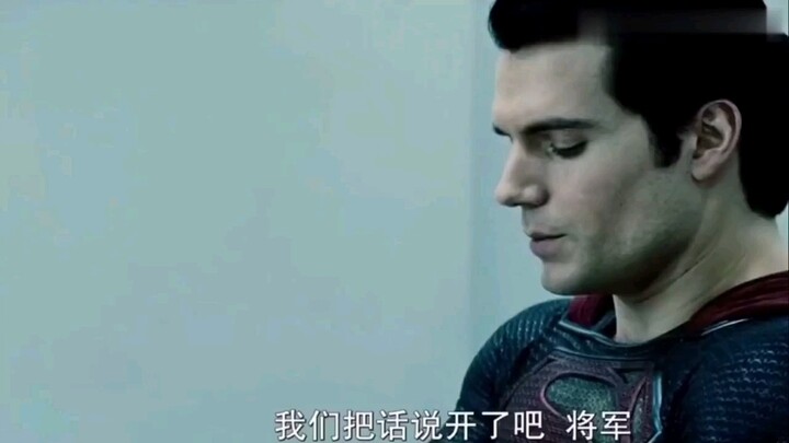 ฉากใน Man of Steel ของซูเปอร์แมนมีความรู้สึกของการกดขี่และความหมกมุ่นอย่างมาก