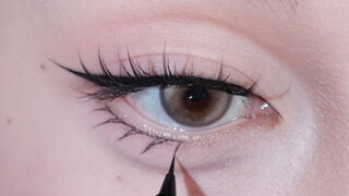 Daily version of comic eyeliner is not too good-looking
