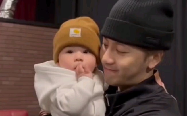 【Wang Jiaer】Chú Jackson cắn mũ len của Baby, tôi thực sự yêu cái cảm giác mềm mại ấy TT