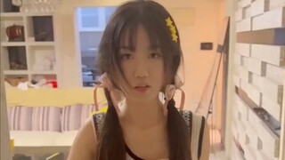 “Cậu lén lút trước cửa nhà tôi làm gì vậy?”