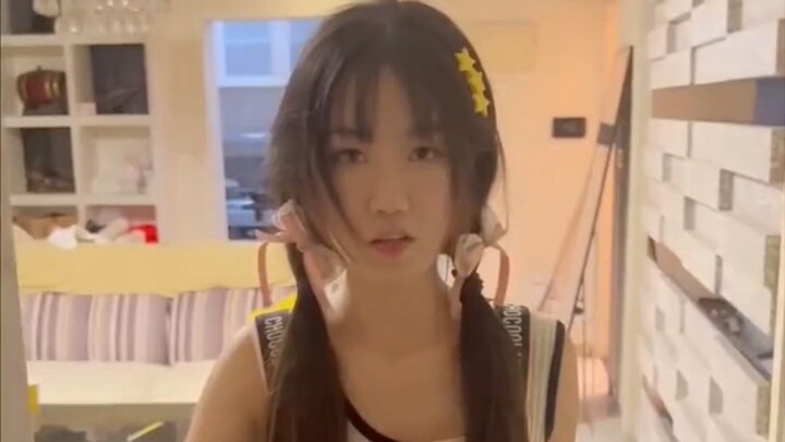 “Cậu lén lút trước cửa nhà tôi làm gì vậy?”