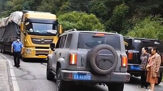 Great satisfaction! On National Highway 317, amid traffic congestion, numerous vehicles were driving