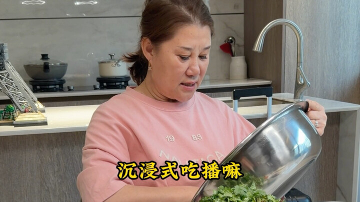 Immersive mukbang of a homemade Northeastern Chinese big rice wrap!