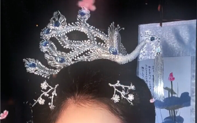 Sang Ratu Negeri Putri dengan hiasan rambut perak berbentuk burung phoenix. Sekali lagi, sehari penu