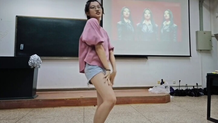 Female college student's first time dancing Kpop in public