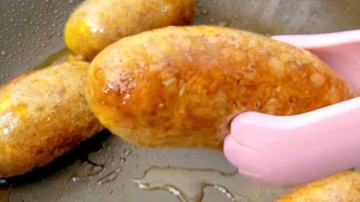 Ai mà từ chối được món xúc xích thịt nguyên chất tự làm, nóng hổi tỏa mùi thơm phức giữa đêm khuya c