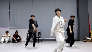 我嘞个豆，这谁还能分清苏新皓和舞蹈老师
