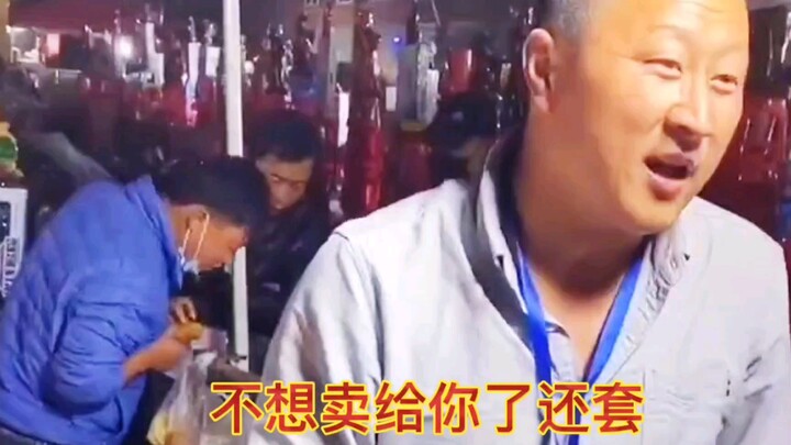 Bantu bos mengosongkan barang satu per satu, sayangnya tidak dijual ke saya