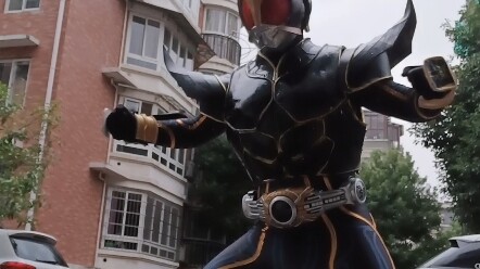 Ultimate Kuuga tahun 1300, aku sangat lemah