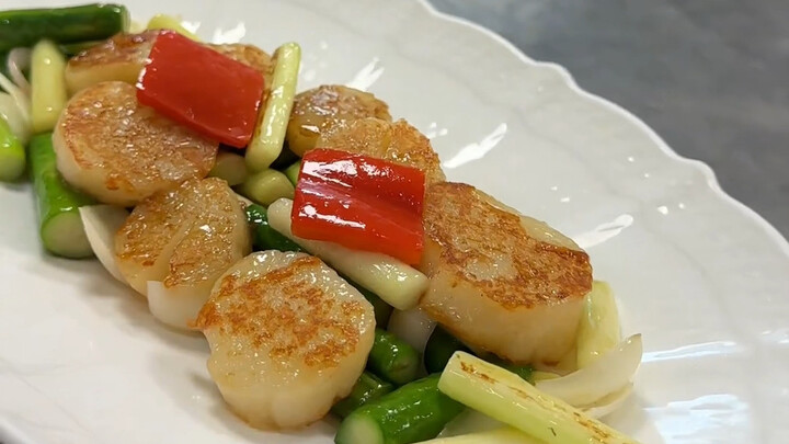 Hari ini toko kedatangan seorang koki masakan Kanton untuk mencoba masakannya, dengan tawaran gaji 1