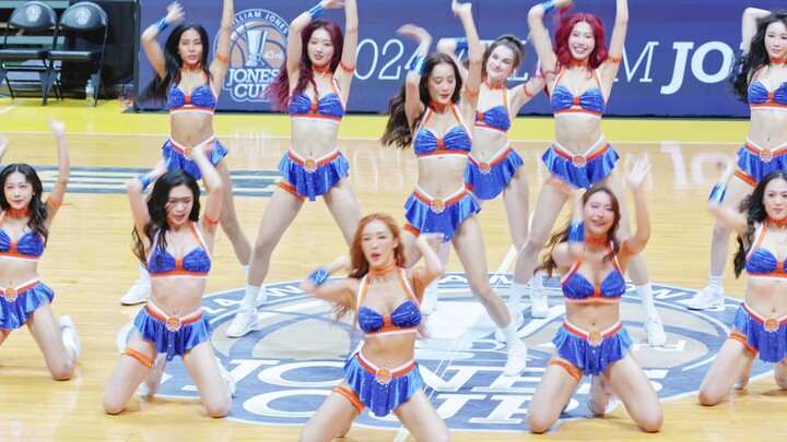 عرض تشجيعي للفتيات من Luxy في منتصف الملعب