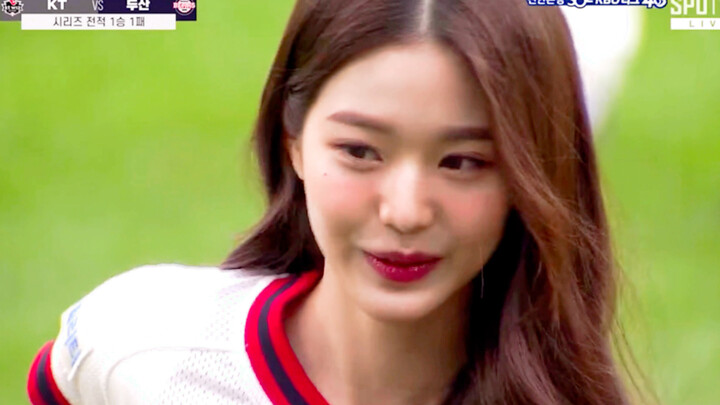 ให้ขึ้นทะเบียนมรดกโลกความเป็นดาราของพี่สาวคนนี้เลยเถอะ… แม้แต่หมาที่เดินผ่านยังรู้ว่าเธอคือซุปตาร์ตั