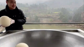Bowling ball-shaped butter hot pot base
