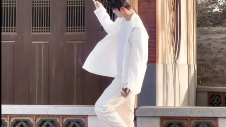 ไม่ใช่คนเก่า แต่กลับคล้ายยิ่งนัก เพียงแค่ความคล้ายเล็กน้อยก็ทำให้ใจสั่นไหวแล้ว
