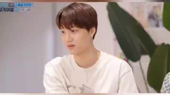 Sehun: Sao E-Li lại đi hái lá tía tô cho idol khác hahaha