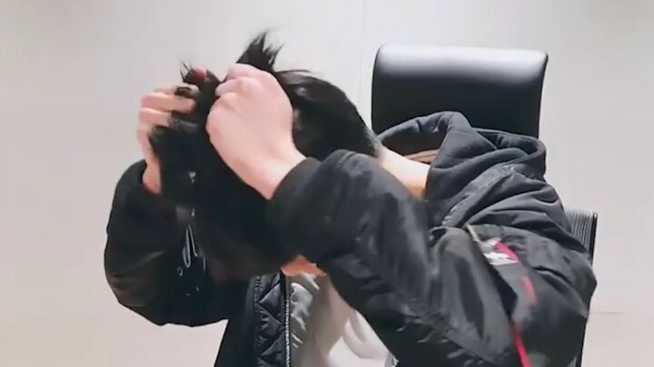 【Grup TXT】 Choi Soobin yang kerap bikin heboh dengan aksi wig-nya! Saat live, para penggemar langsun