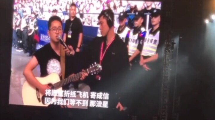 【High-Energy Live】A male fan borrows a guitar from Jay Chou, performs “The Promise of Dandelions” on