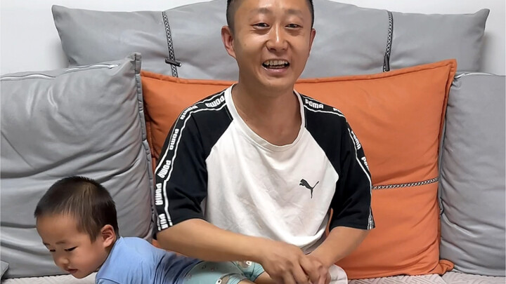 Bố đang giúp Mễ Bảo mặc quần, mới chỉ xỏ được một chân thôi!