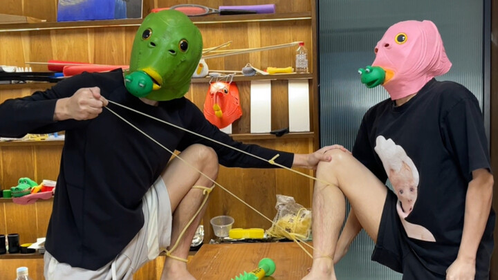 Hurry up and call your friends to watch the rubber band leg-tapping speed challenge!