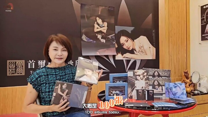 Ji Yu's mom bought 100 albums.