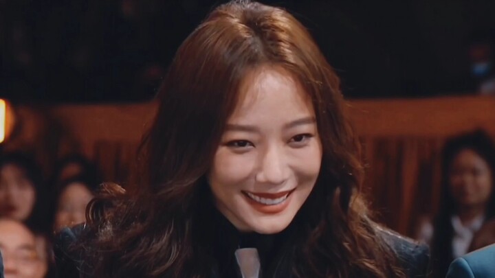 Wang Luodan, who became a trending topic at the Golden Eagle Awards for her long hair, was begged by