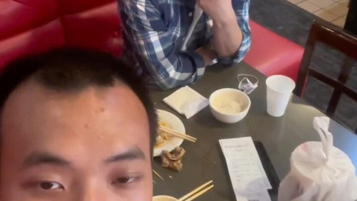 Penggemar mengundang sang pengajar makan di restoran