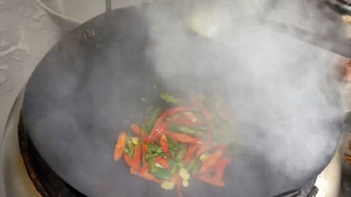Today, a chef with over ten years of experience in Sichuan cuisine came to sample the dishes—just on