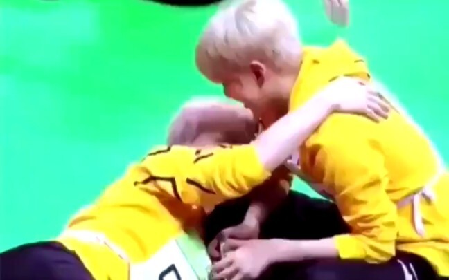 【SEVENTEEN】可爱忙内Dino在线撒娇Hoshi，求抱抱！权顺荣李灿你们是两个什么绝世小可爱？