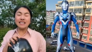 Ultraman đã hóa đá.