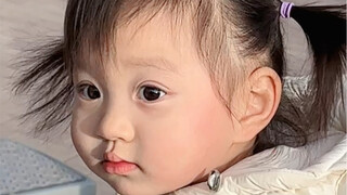她可能是想给脸减肥
