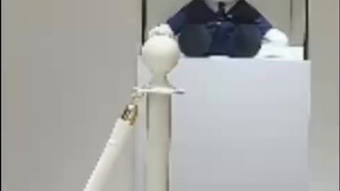 Why doesn’t Mao Lilan, who is responsible for online sales, have her own booth?