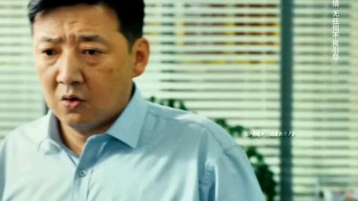 “บุคคลระดับใหญ่” พนักงานหญิง: ท่าทางแบบนี้ของพวกคุณทำให้ฉันรู้สึกแปลกไปเลย