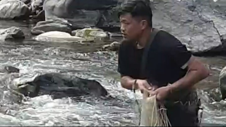 cast netting in Nepal | Himalayan trout fishing with handmade cast net |