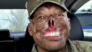 Hãy tôn trọng người lính này. Đây là tiêu đề gốc. Video khá đáng sợ.