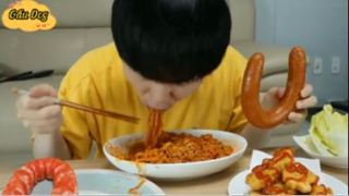 Mì xào ăn cùng thanh cua, xúc xích lớn... phần 3 #mukbang